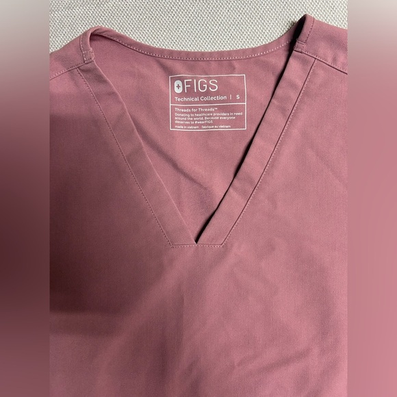 FIGS Casma Maeve two Pocket Scrub Top
Out of stock size small - Picture 3 of 10